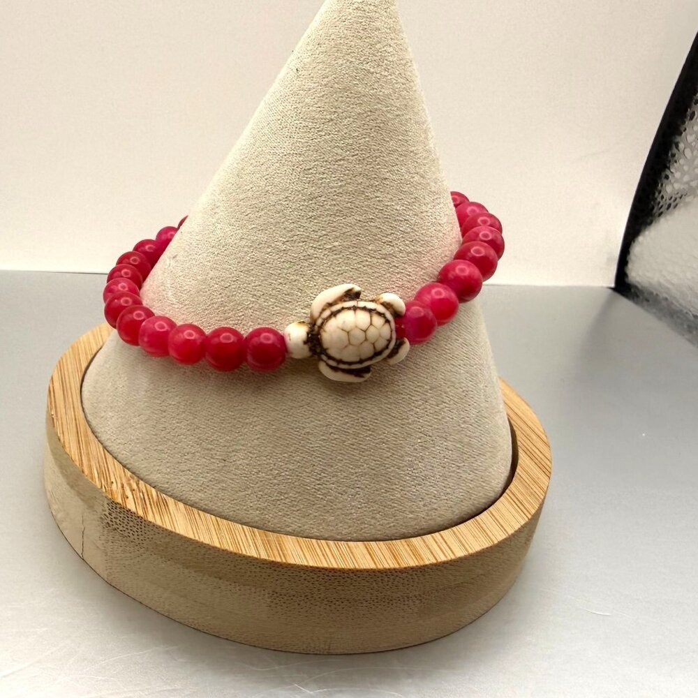 Red Beaded Stretch Bracelet with Carved Turtle Accent – Beachy Boho Style
